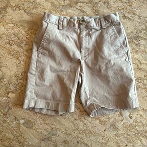 Vineyard Vines flat front khaki shorts 8